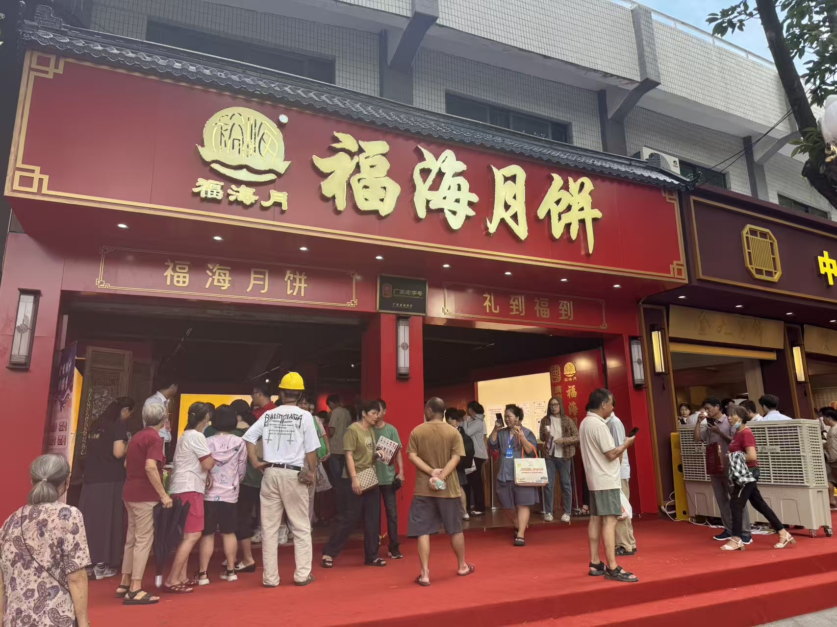 吴川月饼展销区人头攒动 .jpg